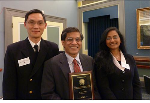 Vinay Pathak receiving 2012 NIH Asian and Pacific Islander American Organization (APAO) Award
